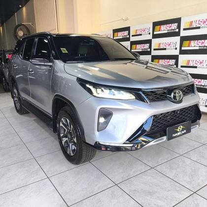 TOYOTA HILUX SW4 2.8 D-4D TURBO DIESEL DIAMOND 7L 4X4 AUTOMÁTICO TOYOTA HILUX SW4 2.8 D-4D TURBO DIESEL DIAMOND 7L 4X4 AUTOMÁTICO